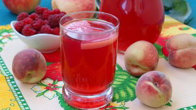 Компот из персиков, яблок и малины с мелиссой