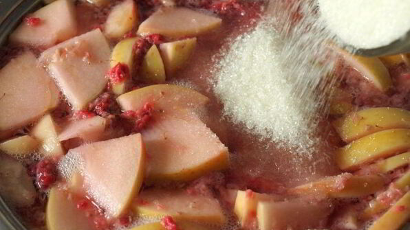 компот из персиков, яблок и малины с мелиссой