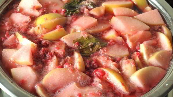 компот из персиков, яблок и малины с мелиссой