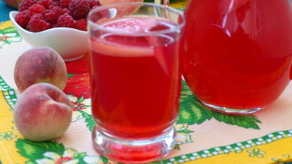 компот из персиков, яблок и малины с мелиссой