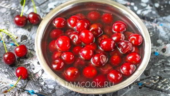 компот из вишни с косточками на зиму