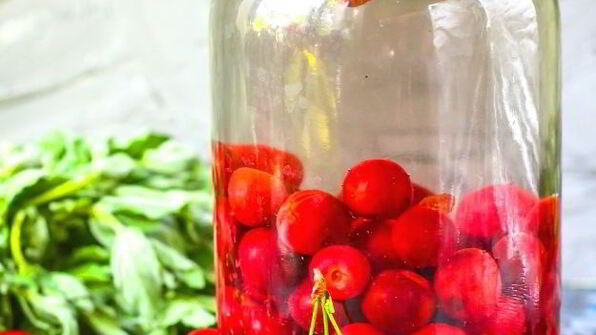 компот из вишни с косточками на зиму