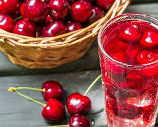 Компот из вишни с косточками