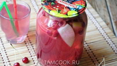 Компот из яблок и вишни