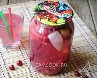 Компот из яблок и вишни