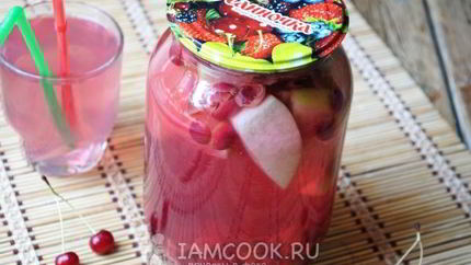 Компот из яблок и вишни