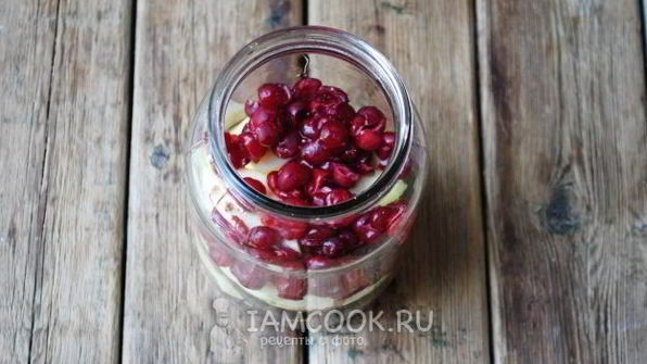компот из яблок и вишни