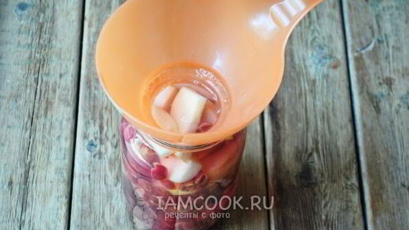 компот из яблок и вишни