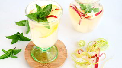 Компот с ревенем и яблоками