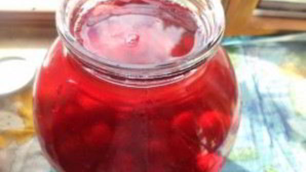 вишневый компот в банке