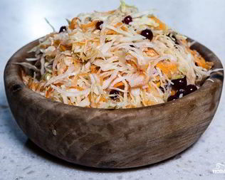 Квашеная капуста с клюквой