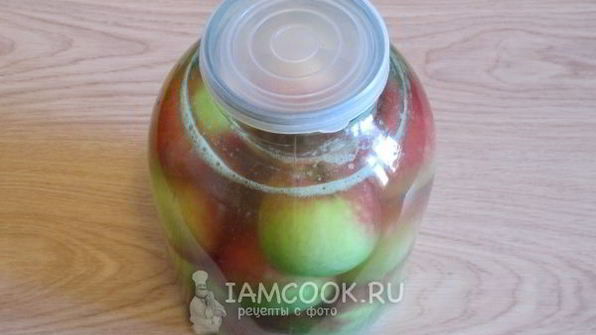 квашеные яблоки в банках