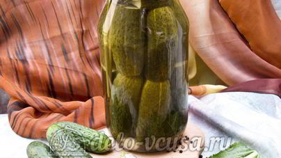 Хрустящие маринованные огурцы в банке