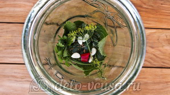 хрустящие маринованные огурцы в банке