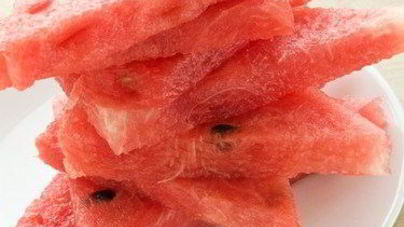 Ломтики арбуза, маринованные в текиле, с крупной солью