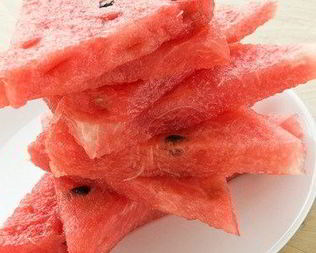 Ломтики арбуза, маринованные в текиле, с крупной солью