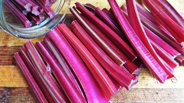 маринование свекольных стебельков
