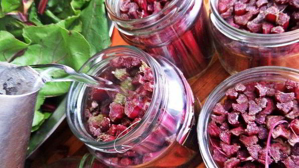 маринование свекольных стебельков