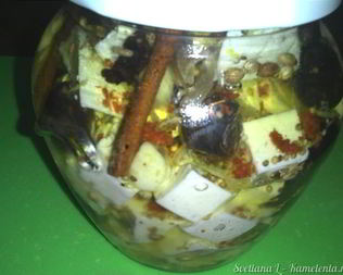 Маринованная брынза с оливками