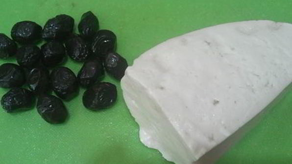 маринованная брынза с оливками