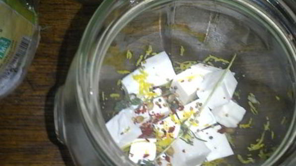 маринованная брынза с оливками