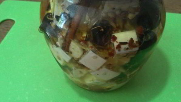 маринованная брынза с оливками