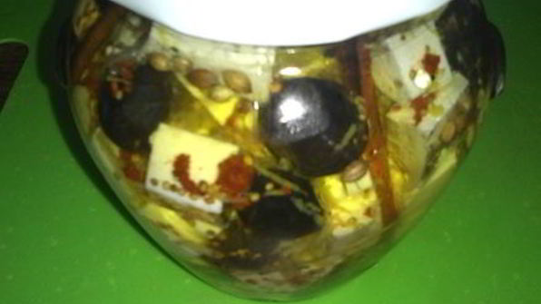 маринованная брынза с оливками