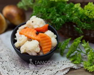 Маринованная цветная капуста с овощами