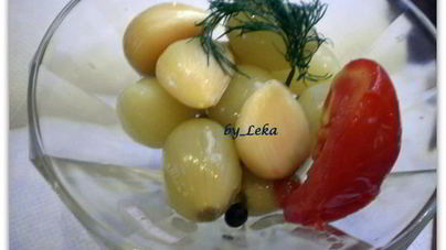 Маринованный лук с чесноком