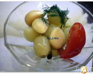 Маринованный лук с чесноком