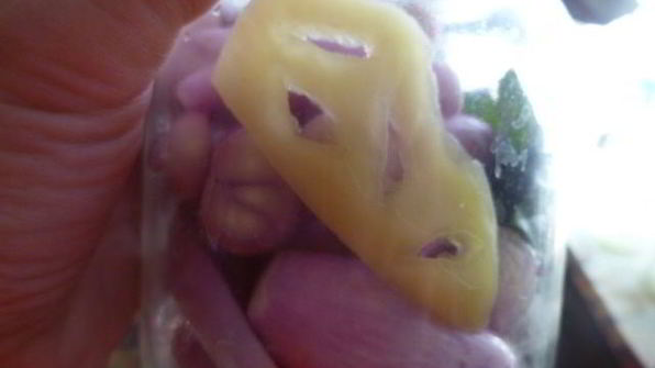 маринованный лук с перцем и базиликом