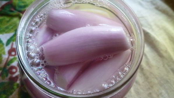 маринованный лук с перцем и базиликом