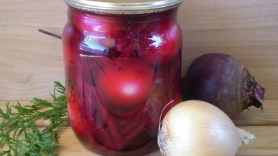 Маринованный лук со свеклой на зиму