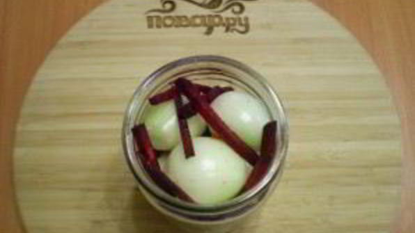 маринованный лук со свеклой на зиму