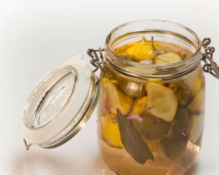 Маринованные мини-патиссоны