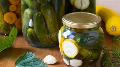 Маринованные огурцы с морковью