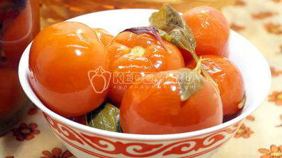 Маринованные помидоры на зиму в банках с базиликом