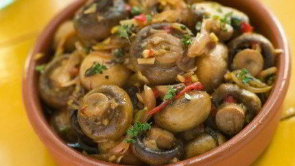 Маринованные шампиньоны в оливковом масле с эстрагоном и петрушкой