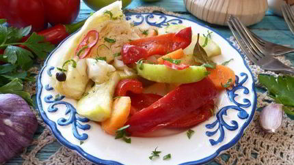 Овощи, маринованные с яблоком и корицей