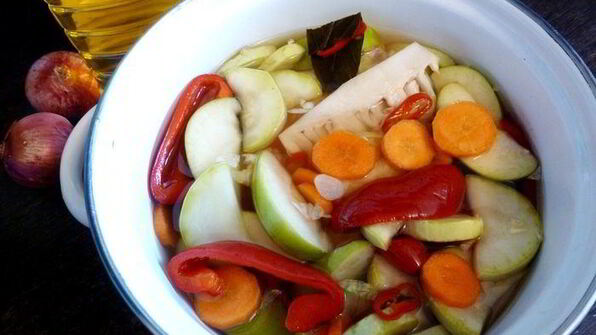 овощи, маринованные с яблоком и корицей