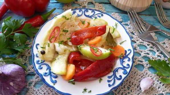 овощи, маринованные с яблоком и корицей