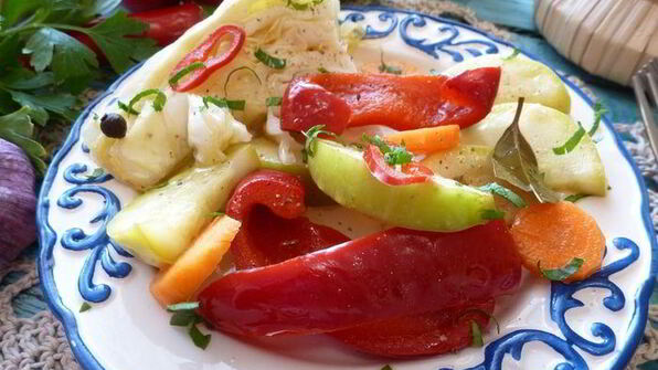 овощи, маринованные с яблоком и корицей