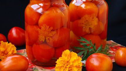 Помидоры маринованные с бархатцами