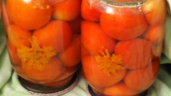 помидоры маринованные с бархатцами