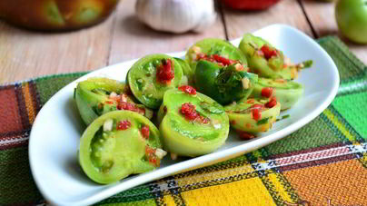 Зеленые помидоры маринованные кусочками