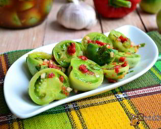 Зеленые помидоры маринованные кусочками