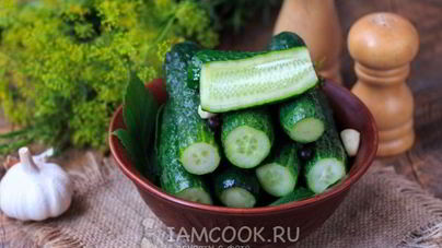 Малосольные огурцы в кастрюле