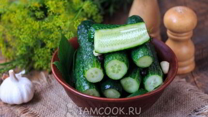Малосольные огурцы в кастрюле