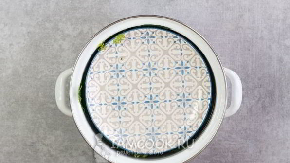 малосольные огурцы в кастрюле