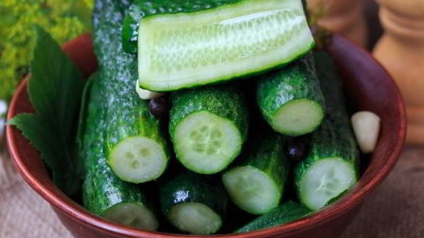 малосольные огурцы в кастрюле